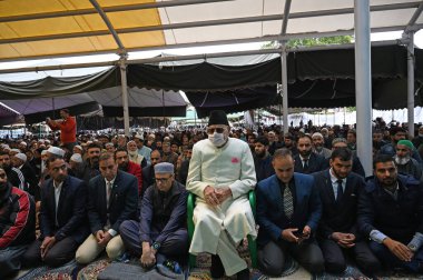 SRINAGAR INDIA NİSAN 22 Nisan 2023 Ulusal Konferans Başkanı Farooq Abdullah ve oğlu Omar Abdullah, 22 Nisan 2023 'te Hazretbal türbesinde yapılan Kurban namazı vesilesiyle Srinagar Hindistan' daki Müslüman cemaatine katılıyor.