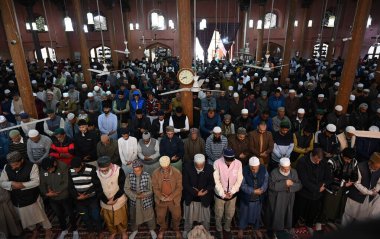 SRINAGAR INDIA APRIL 22 2023 Muslim devotees offer prayers on the occasion of Eid al Fitr at Aali Masjid on April 22 2023 in Srinagar India Muslims around the world are getting into the festive Eid spirit as the holy month of Ramadan concludes The fe clipart