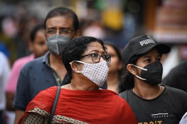 23 Nisan 2023 'te Hindistan' ın Yeni Delhi şehrinde Covid 'in 23 Nisan 2023' te Karol Bagh 'ta görüldüğü gibi koruyucu maskeler takan 23 Nisan 2023' te ilave 501 Covid vakası ve 24 saat içinde 14 ölüm kaydedildi.