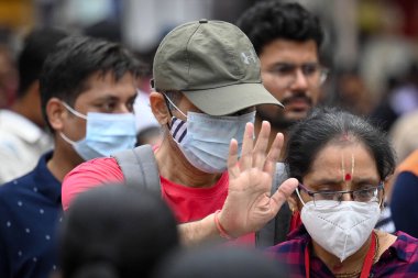 23 Nisan 2023 'te Hindistan' ın Yeni Delhi şehrinde Covid 'in 23 Nisan 2023' te Karol Bagh 'ta görüldüğü gibi koruyucu maskeler takan 23 Nisan 2023' te ilave 501 Covid vakası ve 24 saat içinde 14 ölüm kaydedildi.