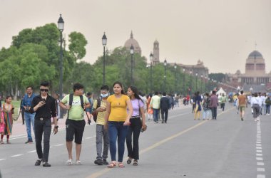 NEW DELHI INDIA 23 Nisan 2023 İnsanlar Yeni Delhi 'de 23 Nisan 2023' te keyifli havanın tadını çıkarıyorlar yağmur ve soğuk rüzgarlar kuzeybatı Hindistan 'ı etkileyen bir batı karmaşasının sonucu olarak başka bir batı kargaşası daha patlak vermek üzere.