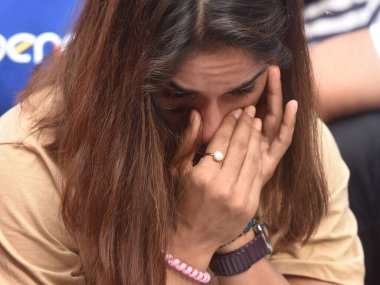 YENİ DELHI INDIA APRIL 23 2023 Güreşçiler Vinesh Phogat, 23 Nisan 2023 'te Jantar Mantar' da Hindistan Güreş Federasyonu 'na karşı düzenlenen protesto sırasında bir basın toplantısına ara verdi. 