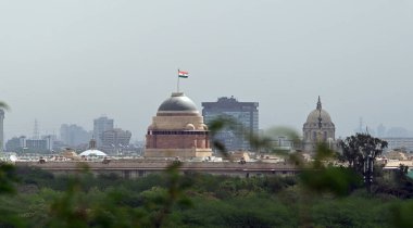 NEW DELHI INDIA 23 Nisan 2023 Rashtrapati Bhavan 'da 23 Nisan 2023' te Yeni Delhi Hindistan 'da görülen panoramik bir manzara yağmur ve soğuk rüzgarlar kuzeybatı Hindistan' ı etkileyen bir batı karışıklığının sonucudur.