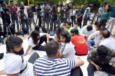 23 Nisan 2023 'te Jantar Mantar' da Hindistan Güreş Federasyonu 'na karşı düzenlenen protesto sırasında 23 Nisan 2023' te Yeni Delhi 'de Hindistan Güreşçileri WF' ye karşı protestolarına devam ettiler.