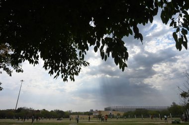 23 Nisan 2023 'te Noida Hindistan' da şehrin üzerinde süzülen NOIDA INDIA Nisan 2023 Kara Bulutlar yağmur ve soğuk rüzgarlar kuzeybatı Hindistan 'ı etkileyen bir batı karışıklığının sonucudur.