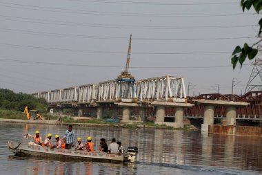 NEW DELHI INDIA APRIL 24 2023 Yamuna 'daki eski Loha pul demir köprüsünün bitişiğinde 24 Nisan 2023 tarihinde Yeni Delhi Hindistan' da İngiliz mühendisler tarafından inşa edilen ikonik demir köprü 20 yıl sonra