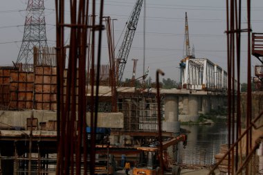 NEW DELHI INDIA APRIL 24 2023 Yamuna 'daki eski Loha pul demir köprüsünün bitişiğinde 24 Nisan 2023 tarihinde Yeni Delhi Hindistan' da İngiliz mühendisler tarafından inşa edilen ikonik demir köprü 20 yıl sonra