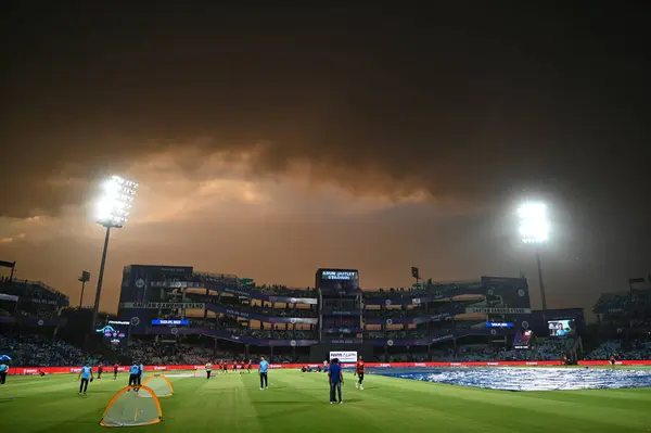 YENİ DELHI INDIA APRIL 20 Nisan 2023 Arun Jaitely Stadyumu üzerinde süzülen ağır bulutlar 20 Nisan 2023 tarihinde Kolkata Knight Riders ve Delhi Capitals arasında IPL maçının gecikmesine neden oldu. Fotoğraf: Sanchit Khanna Hindustan Times