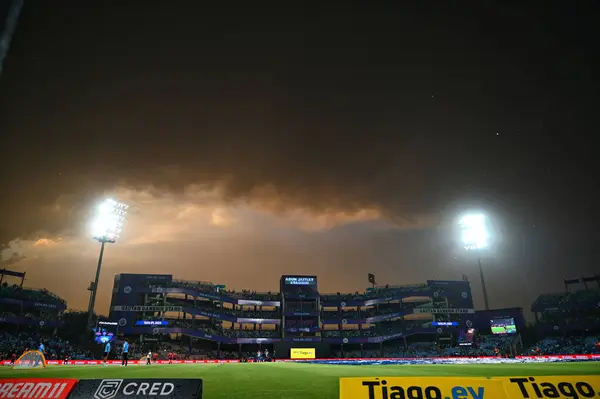 YENİ DELHI INDIA APRIL 20 Nisan 2023 Arun Jaitely Stadyumu üzerinde süzülen ağır bulutlar 20 Nisan 2023 tarihinde Kolkata Knight Riders ve Delhi Capitals arasında IPL maçının gecikmesine neden oldu. Fotoğraf: Sanchit Khanna Hindustan Times