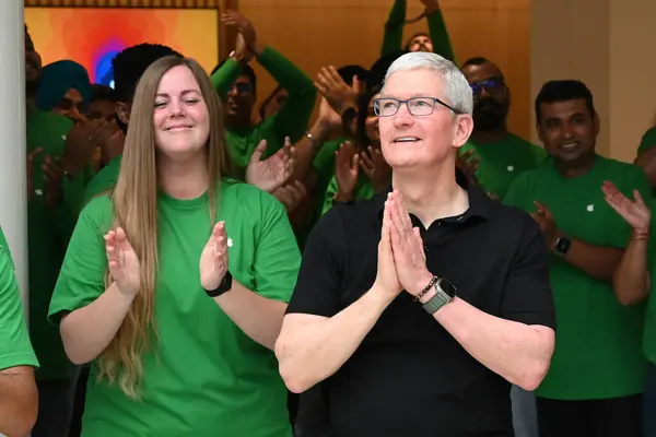 NEW DELHI INDIA APRIL 20 Nisan 2023 Apple CEO 'su Tim Cook, 20 Nisan 2023' te Yeni Delhi Apple CEO 'su Tim Cook' un Hindistan 'ın ikinci Apple mağazasını açtığı Select City Walk at Saket' in ikinci perakende mağazasının açılışında müşterileri selamlıyor. 