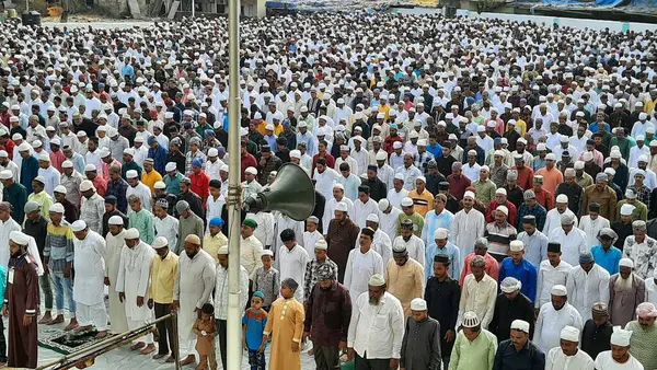 22 Nisan 2023 'te Hindistan' da bulunan Thane 'deki Mescid' de Namaz 'a teklif edilen MUMBAI INDIA Nisan 2023' te Hindistan 'daki Müslümanlar kutsal Ramazan ayı sona ererken bayram ruhuna bürünüyorlar.