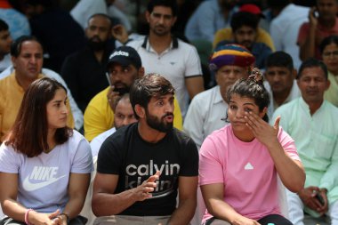 WFI Başkanı Brij Bhushan Sharan Singh 'in Jantar Mantaron 24 Nisan 2023' te Yeni Delhi Hindistan 'da gerçekleştirdiği farklı iddialar üzerine protesto sırasında 24 Nisan 2023' te Punia Vinesh Phogat Sakshi Malik 'i yendi.