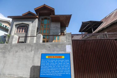 SRINAGAR INDIA APRIL 24 Nisan 2023 Ulusal Soruşturma Ajansı NIA, 24 Nisan 2023 tarihinde Waseem Andrabi Hindustan Times tarafından Srinagar Hindistan 'ın Srinagar bölgesinde Hizb Şefi Seyit Salahuddin' in oğlu