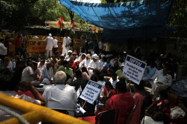 NEW DELHI INDIA 25 Nisan 2023 Güreşçiler Bajrang Punia Vinesh Sakshi Malik ve Khap Panchayat üyeleri WFI Başkanı Brij Bhushan Sharan Singh 'e karşı 25 Nisan 2023 tarihinde New De Mantar' da düzenlenen bir protesto sırasında