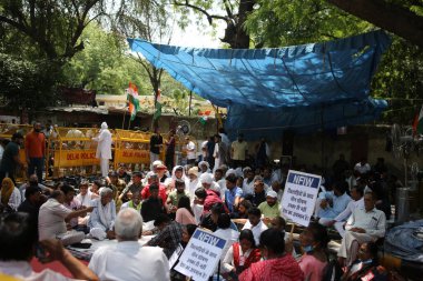 NEW DELHI INDIA 25 Nisan 2023 Güreşçiler Bajrang Punia Vinesh Sakshi Malik ve Khap Panchayat üyeleri WFI Başkanı Brij Bhushan Sharan Singh 'e karşı 25 Nisan 2023 tarihinde New De Mantar' da düzenlenen bir protesto sırasında