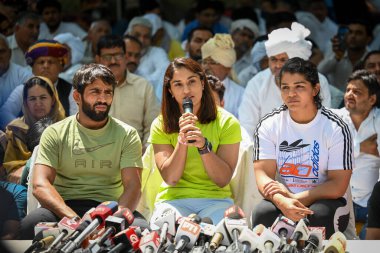 NEW DELHI, INDIA, APRIL 25, 2023 Hintli güreşçiler Bajrang Punia ve Vinesh Phogat ve Sakshi Malik, 25 Nisan 2023 tarihinde Jantar Mantar 'da Hindistan Güreş Federasyonu Başkanı' na karşı sürdürülen protesto sırasında basın toplantısı düzenlediler. 