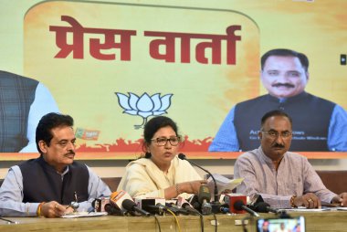 NEW DELHI INDIA APRIL 25 Nisan 2023 BJP Konsey Üyeleri Shikha Rai Yogesh Verma ve Sandeep Kapoor, Delhi BJP Ofisi 'nde 25 Nisan 2023 tarihinde yapılan basın toplantısında Sonu Mehta Hindustan Times