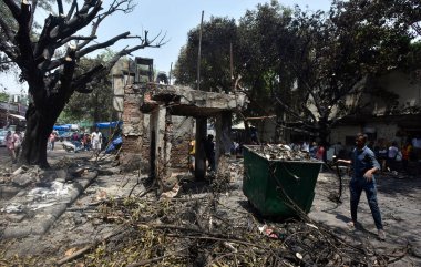 25 Nisan 2023 'te Yeni Delhi' de, Sarojini Nagar 'ın mini market alanındaki dükkanların ve yol kenarındaki tezgahların boşaltıldığı büyük çaplı bir yangının ardından 25 Nisan 2023' te bir dükkanın kömürleşmiş kalıntıları görüldü.