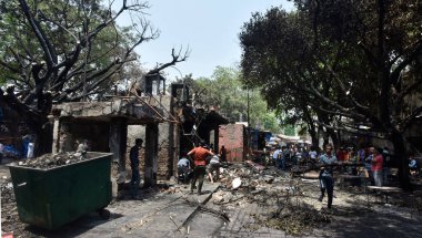 25 Nisan 2023 'te Yeni Delhi' de, Sarojini Nagar 'ın mini market alanındaki dükkanların ve yol kenarındaki tezgahların boşaltıldığı büyük çaplı bir yangının ardından 25 Nisan 2023' te bir dükkanın kömürleşmiş kalıntıları görüldü.