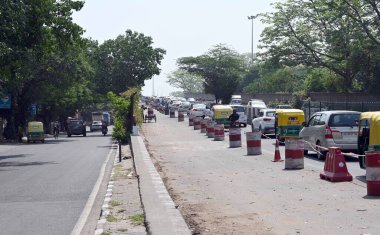 YENİ DELHI INDIA 25 NİSAN 2023 Chirag Delhi üstgeçidinde 25 Nisan 2023 tarihinde Sanjeev Verma Hindustan Times tarafından çekilmiştir.