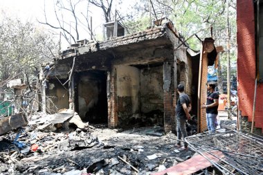 25 Nisan 2023 'te Yeni Delhi' de, Sarojini Nagar 'ın mini market alanındaki dükkanların ve yol kenarındaki tezgahların boşaltıldığı büyük çaplı bir yangının ardından 25 Nisan 2023' te bir dükkanın kömürleşmiş kalıntıları görüldü.