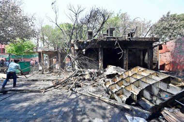 25 Nisan 2023 'te Yeni Delhi' de, Sarojini Nagar 'ın mini market alanındaki dükkanların ve yol kenarındaki tezgahların boşaltıldığı büyük çaplı bir yangının ardından 25 Nisan 2023' te bir dükkanın kömürleşmiş kalıntıları görüldü.