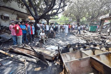 25 Nisan 2023 'te Yeni Delhi' de, Sarojini Nagar 'ın mini market alanındaki dükkanların ve yol kenarındaki tezgahların boşaltıldığı büyük çaplı bir yangının ardından 25 Nisan 2023' te bir dükkanın kömürleşmiş kalıntıları görüldü.