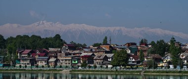 25 Nisan 2023 'te Srinagar' dan Srinagar 'a kadar uzanan kar kaplı Pir Panjal dağlarının manzarası. Fotoğraf: Waseem Andrabi Hindustan Times