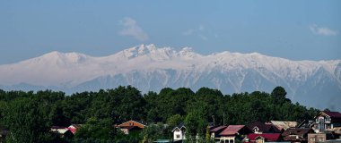 25 Nisan 2023 'te Srinagar' dan Srinagar 'a kadar uzanan kar kaplı Pir Panjal dağlarının manzarası. Fotoğraf: Waseem Andrabi Hindustan Times