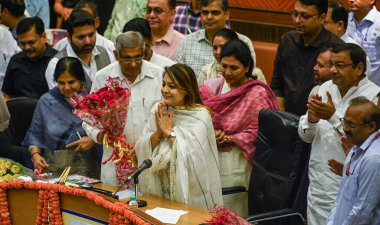 NEW DELHI INDIA 26 Nisan 2023 Yeni seçilen MCD Belediye Başkanı Shelly Oberoi, 26 Nisan 2023 tarihinde Yeni Delhi 'deki Yeni Delhi Şehir Merkezi' nde yapılan seçimlerde belediye başkanlığı adaylığını geri çeken BJP adayı Shikha Rai R 'yi selamlıyor.