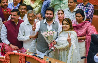 YENİ DELHI INDIA 26 Nisan 2023 MCD Belediye Başkanı Shelly Oberoi Dy Belediye Başkanı Aaley Mohd Iqbal ve AAP milletvekili Sanjay Singh L ve diğer liderler Yeni Delhi 'deki Sivil Merkezi' nde 26 Nisan 2023 tarihinde Yeni Delhi 'deki Fotoğraf: Raj K Raj Hindusta