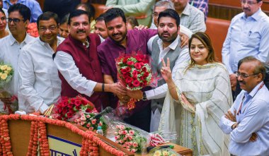 YENİ DELHI INDIA 26 Nisan 2023 MCD Belediye Başkanı Shelly Oberoi Dy Belediye Başkanı Aaley Mohd Iqbal ve AAP milletvekili Sanjay Singh L ve diğer liderler Yeni Delhi 'deki Sivil Merkezi' nde 26 Nisan 2023 tarihinde Yeni Delhi 'deki Fotoğraf: Raj K Raj Hindusta