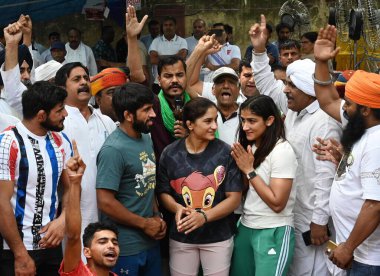 NEW DELHI INDIA APRIL 26 Nisan 2023 Farklı Çiftçiler Sendikası ve Khap Panchayat, Jantar Mantar 'da Wrestlers Sangeeta Phogat ve Sakshi Malik' e karşı yürüttükleri protesto sırasında destek için geldi.