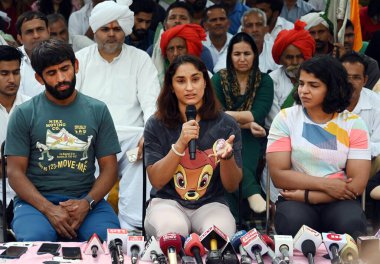 NEW DELHI INDIA APRIL 26 Nisan 2023 Güreşçiler Bajrang Punia ve Vinesh Phogat ve Sakshi Malik, 26 Nisan 2023 tarihinde Jantar Mantar 'da WFI başkanı Brij Bhushan Sharan Singh' e karşı devam eden protestolarında medya personelini ortaya çıkardılar.