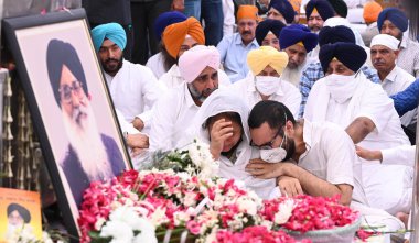 CHANDIGARH INDIA APRIL 26 Nisan 2023 Eski Başbakan Parkash Singh Badal Parneet Kaur 'un kızı ve torunu, 26 Nisan 2023 tarihinde Shiromani Akali Dal' ın eski CM ofisinde arkadaşlarına ve destekçilerine son kez bakmak için duygulandı. 