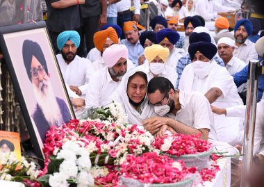 CHANDIGARH INDIA APRIL 26 Nisan 2023 Eski Başbakan Parkash Singh Badal Parneet Kaur 'un kızı ve torunu, 26 Nisan 2023 tarihinde Shiromani Akali Dal' ın eski CM ofisinde arkadaşlarına ve destekçilerine son kez bakmak için duygulandı. 