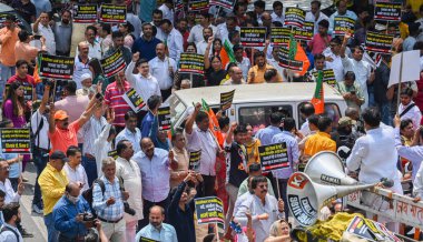 NEW DELHI INDIA: 27 Nisan 2023 - Delhi BJP çalışanları, Delhi Başbakanı Arvind Kejriwal 'i 27 Nisan 2023 tarihinde Yeni Delhi' deki resmi ikametgahının yenilenmesi için crores harcamakla suçlayan bir protesto sırasında slogan attılar.