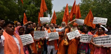 NEW DELHI INDIA: 27 Nisan 2023 - Kutsal Hindu Azizleri ve Birleşik Hindu Cephesi, 27 Nisan 2023 'te Yeni Delhi Hindistan' da Sonu Mehta Hindustan Times tarafından çekilen fotoğraf: