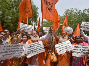 NEW DELHI INDIA: 27 Nisan 2023 - Kutsal Hindu Azizleri ve Birleşik Hindu Cephesi, 27 Nisan 2023 'te Yeni Delhi Hindistan' da Sonu Mehta Hindustan Times tarafından çekilen fotoğraf: