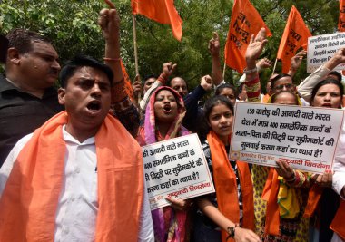 NEW DELHI INDIA: 27 Nisan 2023 - Kutsal Hindu Azizleri ve Birleşik Hindu Cephesi, 27 Nisan 2023 'te Yeni Delhi Hindistan' da Sonu Mehta Hindustan Times tarafından çekilen fotoğraf:
