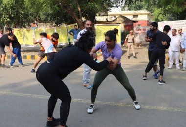  Yeni Delhi Hindistan 27 Nisan 2023 Güreşçiler Vinesh Phogat ve Sakshi Malik beş gün boyunca Jantar Mantar Yolu 'nda egzersiz yaptılar Hindistan Güreş Federasyonu' na karşı Yeni Delhi 'deki Jantar Mantar' da 27 Nisan 2023 Perşembe günü Son