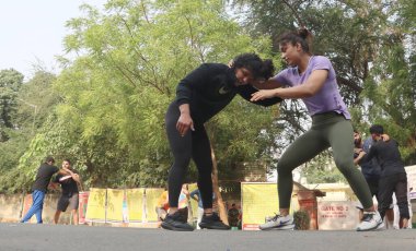  Yeni Delhi Hindistan 27 Nisan 2023 Güreşçiler Vinesh Phogat ve Sakshi Malik beş gün boyunca Jantar Mantar Yolu 'nda egzersiz yaptılar Hindistan Güreş Federasyonu' na karşı Yeni Delhi 'deki Jantar Mantar' da 27 Nisan 2023 Perşembe günü Son