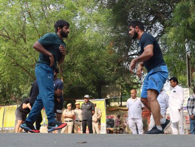  NEW DELHI INDIA APRIL 27 2023 Güreşçiler Bajrang Punia ve diğerleri beş gün boyunca Jantar Mantar Yolu 'nda Jantar Mantar' da Hindistan Güreş Federasyonu 'na karşı protesto eylemi yaptılar 27 Nisan 2023 tarihinde Yeni Hindistan' da Sonu Mehta H