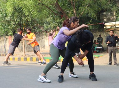  NEW DELHI INDIA APRIL 27 Nisan 2023 Güreşçiler Vinesh Phogat ve Sakshi Malik beş gün boyunca Jantar Mantar Yolu 'nda Jantar Mantar' da Hindistan Güreş Federasyonu 'na karşı protesto eylemi yaptılar 27 Nisan 2023 tarihinde Yeni Delhi Hindistan' da Sonu M