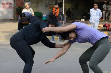  Yeni Delhi Hindistan 27 Nisan 2023 Güreşçiler Vinesh Phogat ve Sakshi Malik beş gün boyunca Jantar Mantar Yolu 'nda egzersiz yaptılar Hindistan Güreş Federasyonu' na karşı Yeni Delhi 'deki Jantar Mantar' da 27 Nisan 2023 Perşembe günü Son