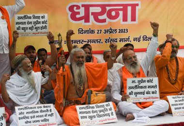 NEW DELHI INDIA APRIL 27 Nisan 2023 Birleşik Hindu Cephesi, 27 Nisan 2023 'te Jantar Mantar' daki aynı cinsiyet evlilik duruşmasına karşı Vipin Kumar Hindustan Times tarafından çekilmiştir.