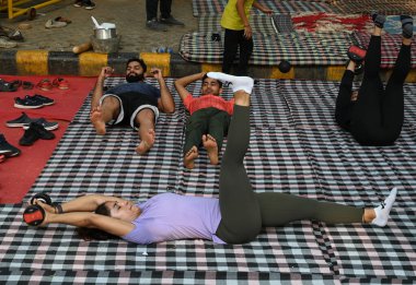 NEW DELHI INDIA APRIL 27 Nisan 2023 Protesto güreşçileri Vinesh Phogat Jantar Mantar 'da sabah egzersizi ve güreş pratiği yapıyor 27 Nisan 2023' te Yeni Delhi Hindistan 'da Vipin Kumar Hindustan Times