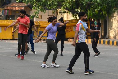 NEW DELHI INDIA APRIL 27 Nisan 2023 Protesto güreşçileri Vinesh Phogat ile Sakshi ve Bajrang Punia sabah Jantar Mantar 'da egzersiz ve güreş pratiği yapıyorlar 27 Nisan 2023 tarihinde Yeni Delhi Hindistan' da Vipin Kumar Hindustan T