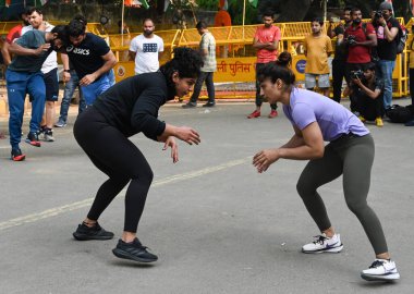 NEW DELHI INDIA APRIL 27 Nisan 2023 Protesto güreşçileri Vinesh Phogat ile Sakshi ve Bajrang Punia sabah Jantar Mantar 'da egzersiz ve güreş pratiği yapıyorlar 27 Nisan 2023 tarihinde Yeni Delhi Hindistan' da Vipin Kumar Hindustan T