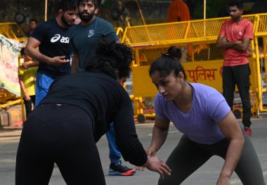 NEW DELHI INDIA APRIL 27 Nisan 2023 Protesto güreşçileri Vinesh Phogat ile Sakshi ve Bajrang Punia sabah Jantar Mantar 'da egzersiz ve güreş pratiği yapıyorlar 27 Nisan 2023 tarihinde Yeni Delhi Hindistan' da Vipin Kumar Hindustan T